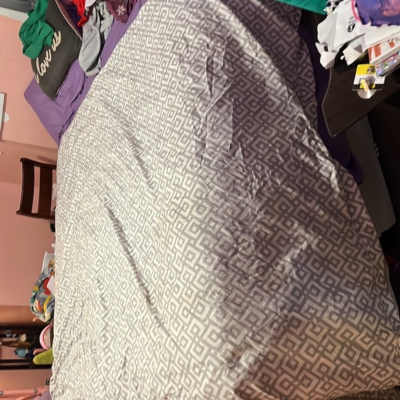 Grey and white pillowcase and sheet - Picture 3 of 4